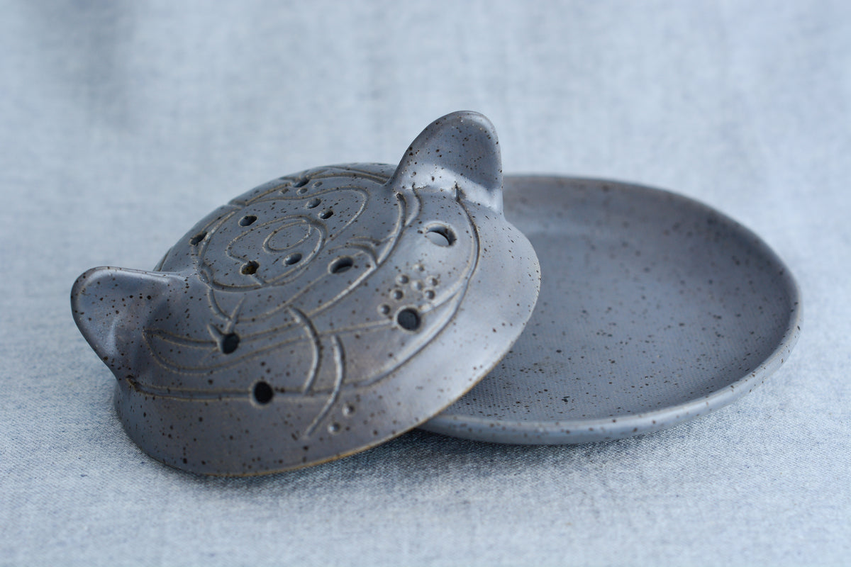 Ceramic incense diffuser with cat-shaped ears on lid